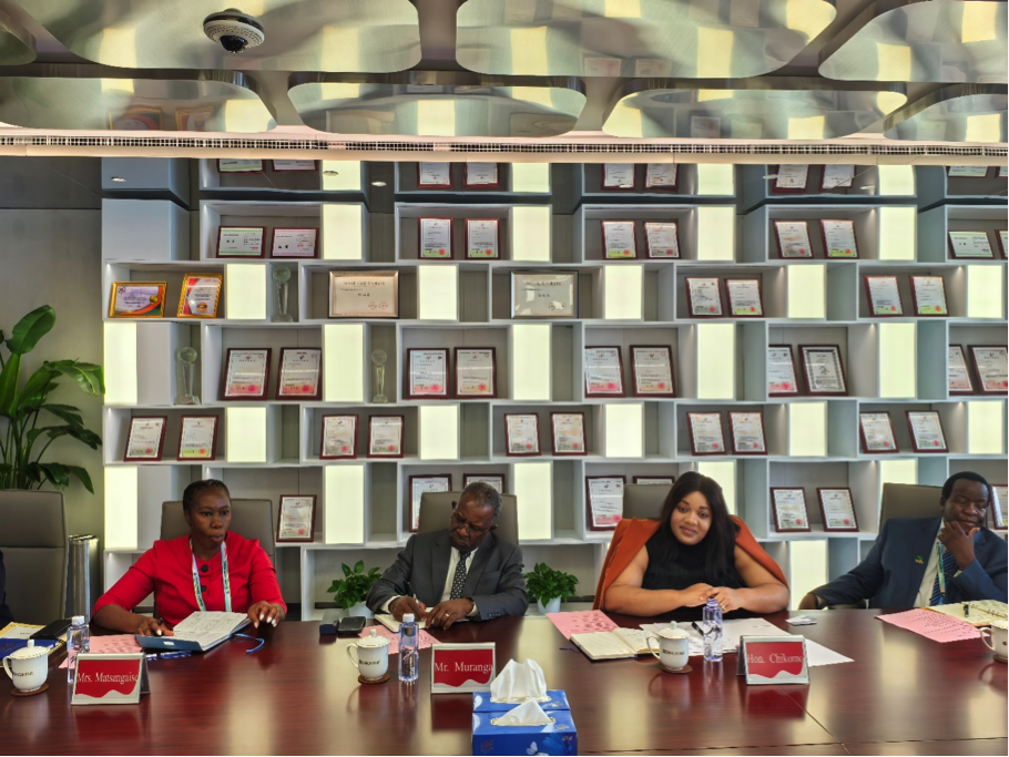 津巴布韦副外长到访yy易游资源集团总部