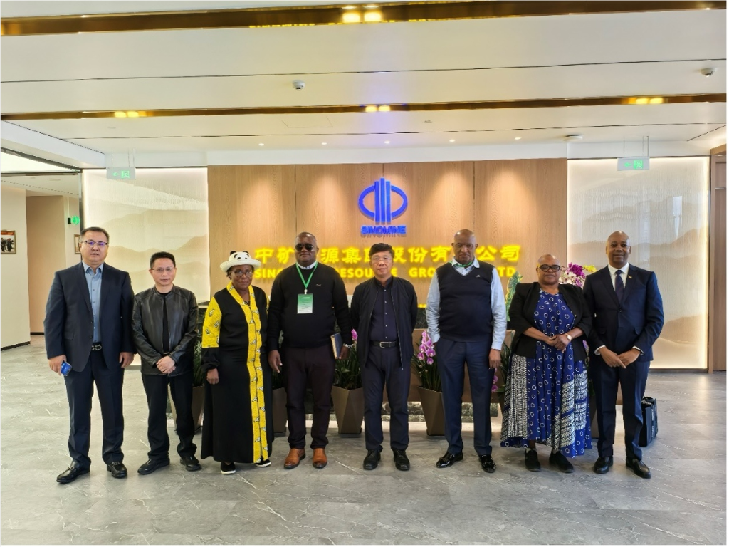 津巴布韦马斯温戈省省长一行到访yy易游资源集团总部